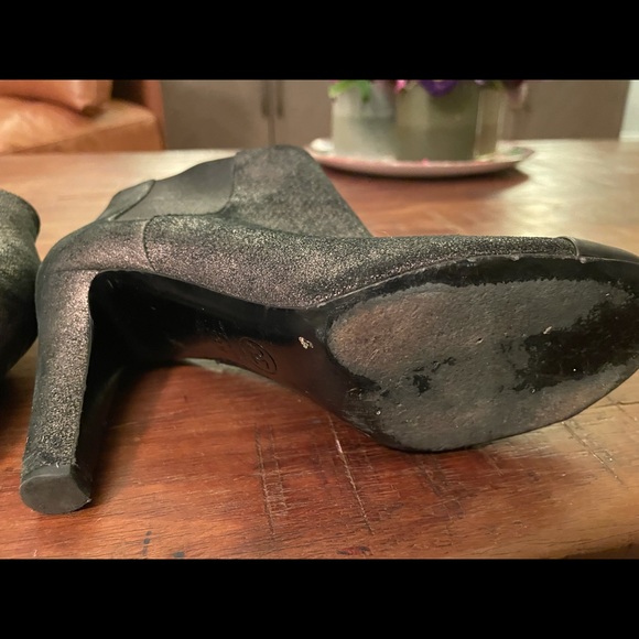 Chanel gold/black bootie / size 37.5 but feel a bit smaller like a 37. - Picture 3 of 6